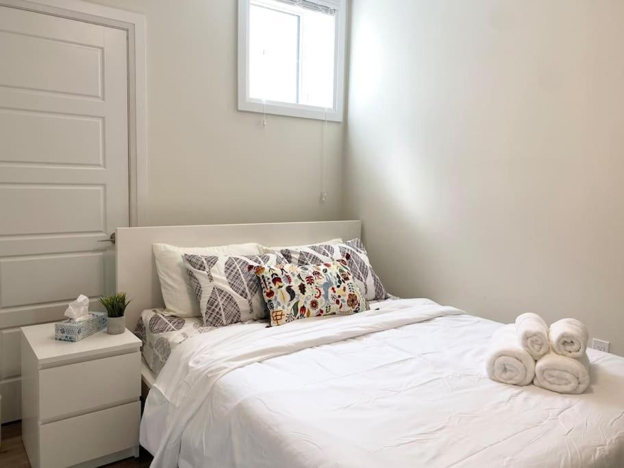 Beautiful Walk Out Basement Apartment In Pickering Near Beach Exteriér fotografie