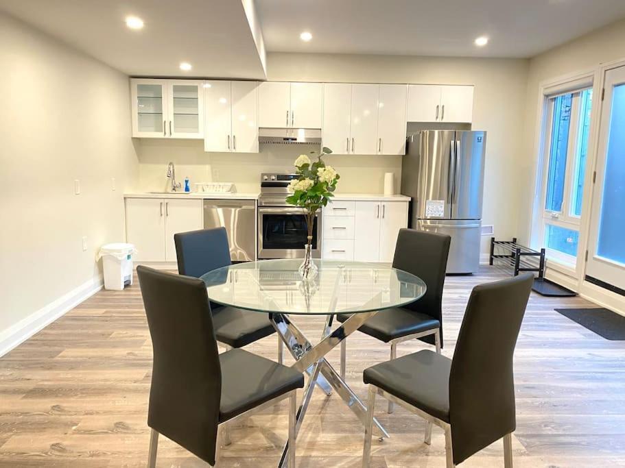 Beautiful Walk Out Basement Apartment In Pickering Near Beach Exteriér fotografie