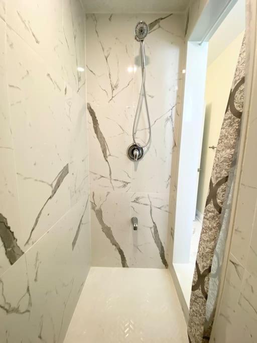 Beautiful Walk Out Basement Apartment In Pickering Near Beach Exteriér fotografie